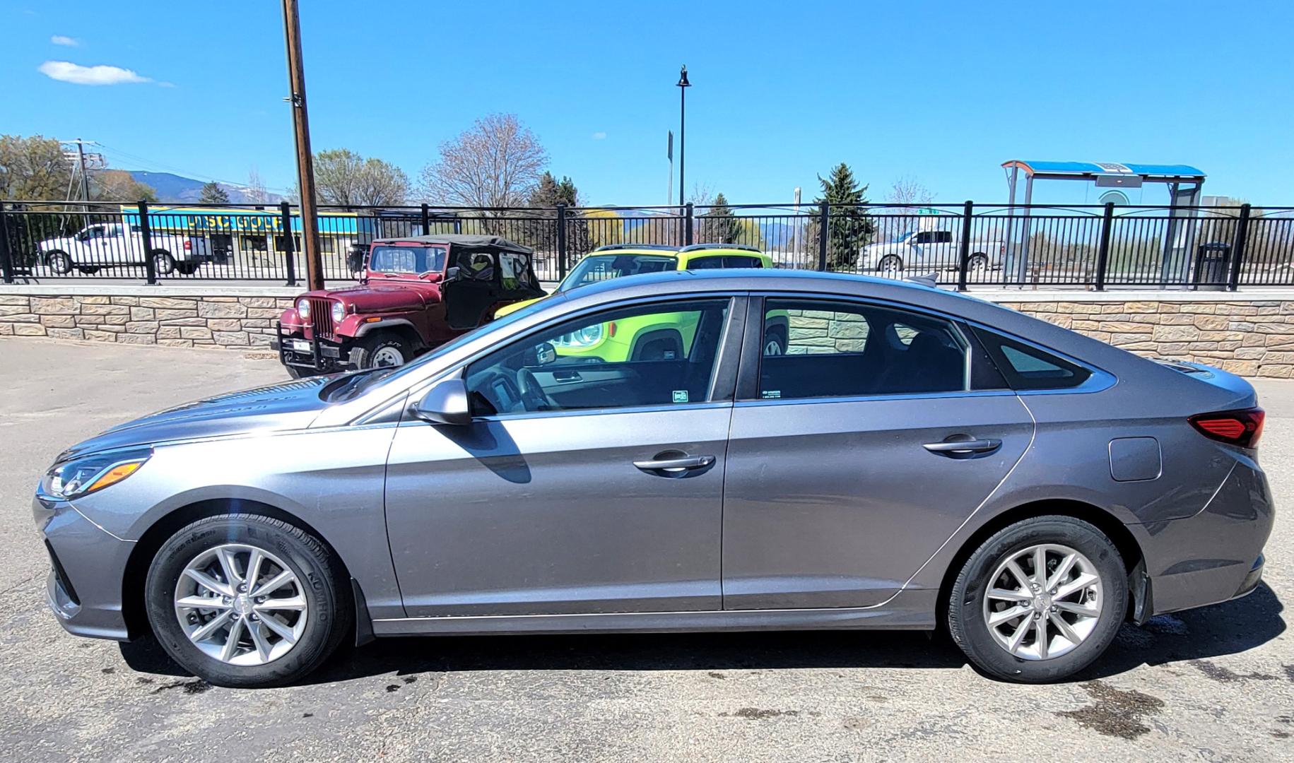 2018 Grey /Black Hyundai Sonata SE (5NPE24AF5JH) with an 2.4L I4 engine, 6 Speed Automatic transmission, located at 450 N Russell, Missoula, MT, 59801, (406) 543-6600, 46.874496, -114.017433 - Beautiful Sedan with only 15,600 Miles. 2.4L I4 Engine. 6 Speed Automatic Transmission. Bluetooth. Backup Camera. Air. Cruise. Tilt. power Windows and Locks. - Photo#4